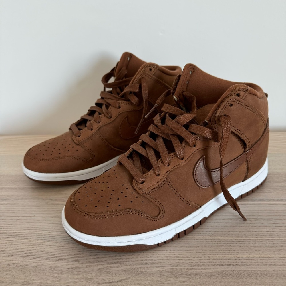 Women’s Authentic Nike Dunk High Premium ‘Pecan’ - Size 7.5